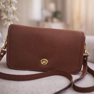 Coach Vintage Leather Crossbody / Shoulder Bag – Brown – Classic Turnlock